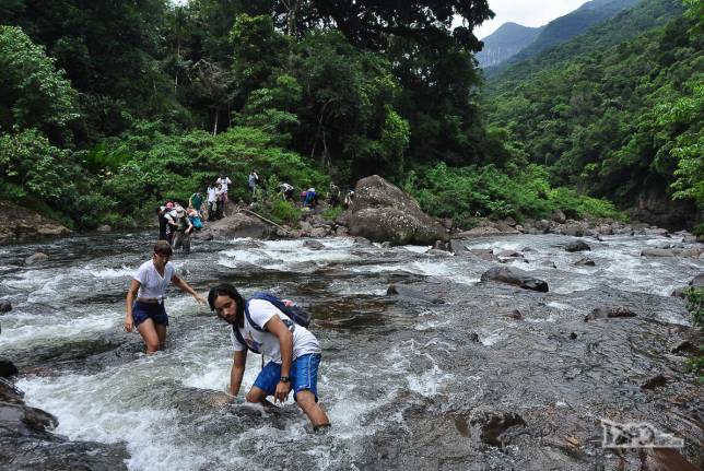 Todo cuidado é pouco em mais uma travessia do rio na Trilha do Rio do Boi, no canyon Itaimbezinho, na Praia Grande, em Santa Catarina
